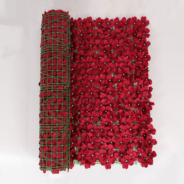 Mur végétal avec fleurs artificielles rouge