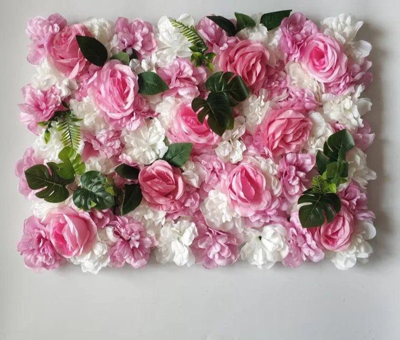 Mur végétal de fleurs rose et monstera