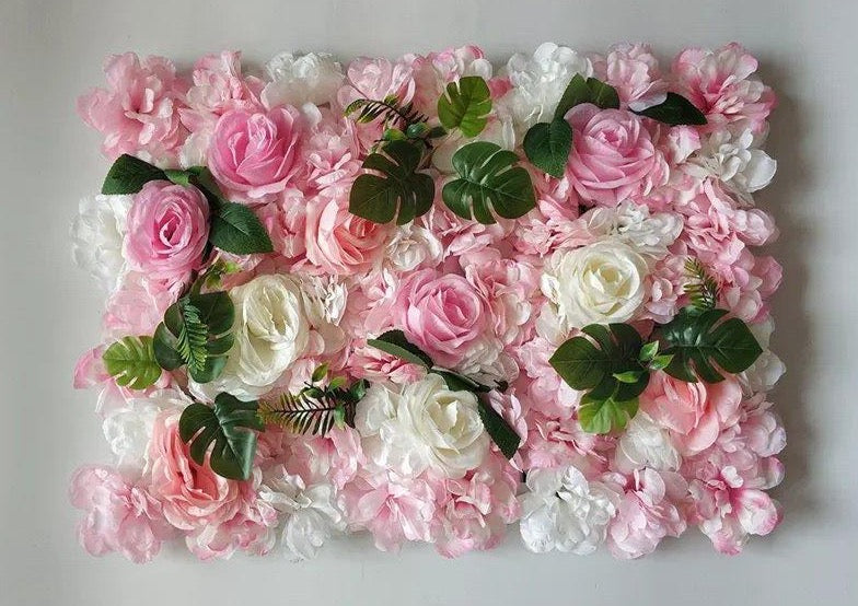 Mur végétal fleurs blanches, roses et monstera