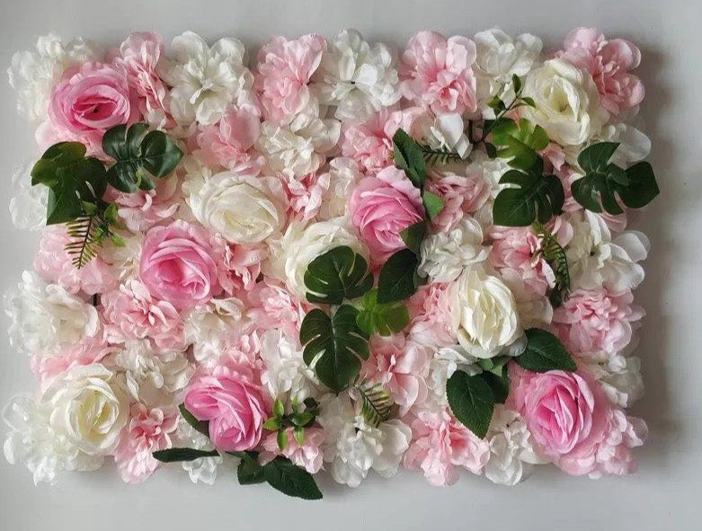 Mur végétal fleurs roses blanches et feuilles de monstera  