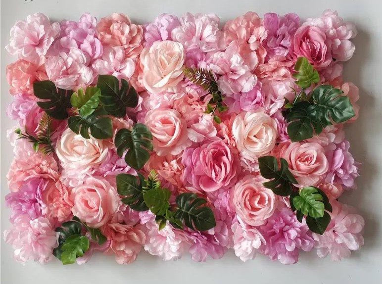 Mur végétal fleurs roses et feuilles de monstera 